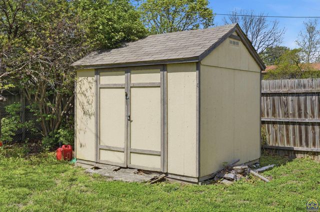 2819 SW Engler CT, Topeka, KS 66614