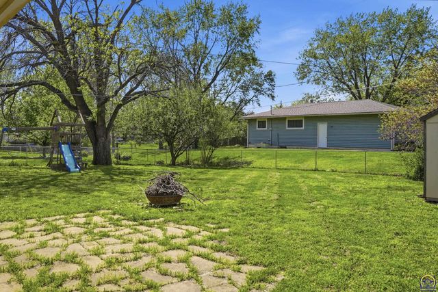 2819 SW Engler CT, Topeka, KS 66614