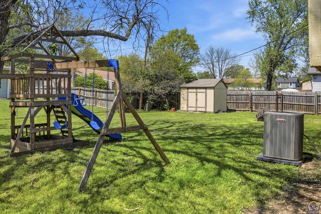 2819 SW Engler CT, Topeka, KS 66614