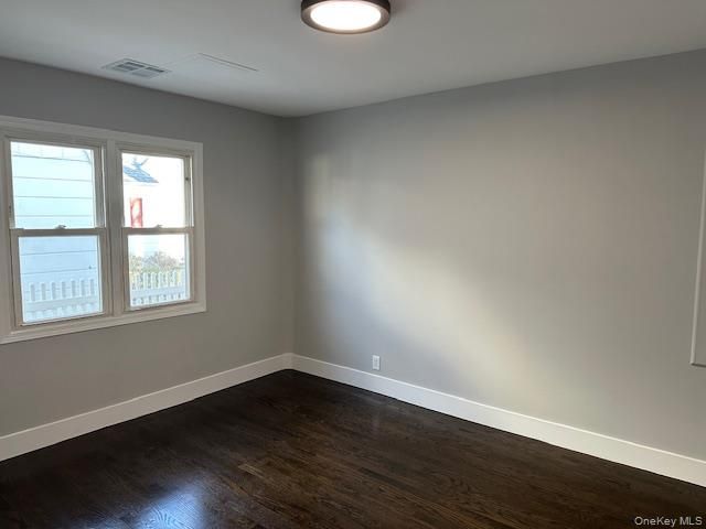 11 Nesaquake Avenue 1st Fl, Port Washington, NY 11050