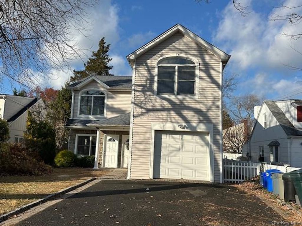 11 Nesaquake Avenue 1st Fl, Port Washington, NY 11050