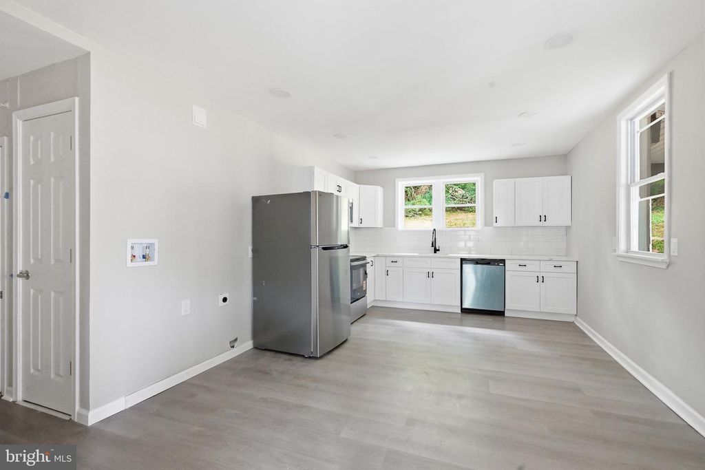 Image 16 of property listing at 808 MAPLE LN, Aston, PA 19014