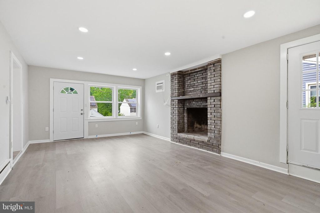 Image 5 of property listing at 808 MAPLE LN, Aston, PA 19014