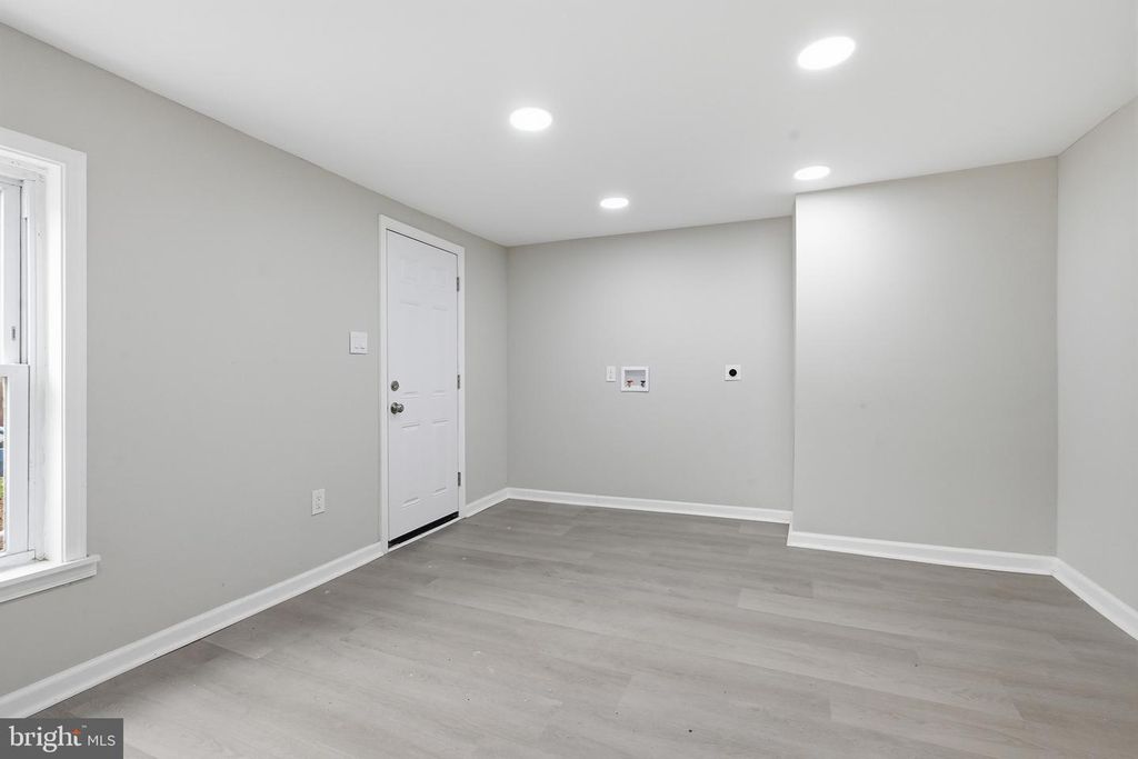 Image 10 of property listing at 808 MAPLE LN, Aston, PA 19014