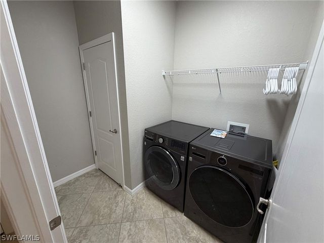 1588 Vizcaya LN, Naples, FL 34113