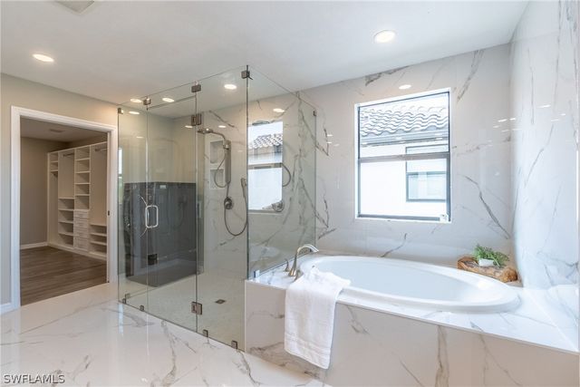 1588 Vizcaya LN, Naples, FL 34113