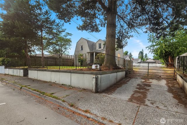 1215 Madison Street, Everett, WA 98203