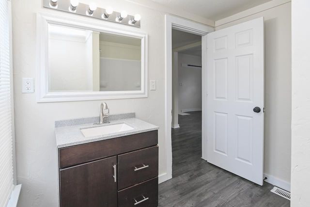 525 SCHOOL AVENUE, Oshkosh, WI 54901