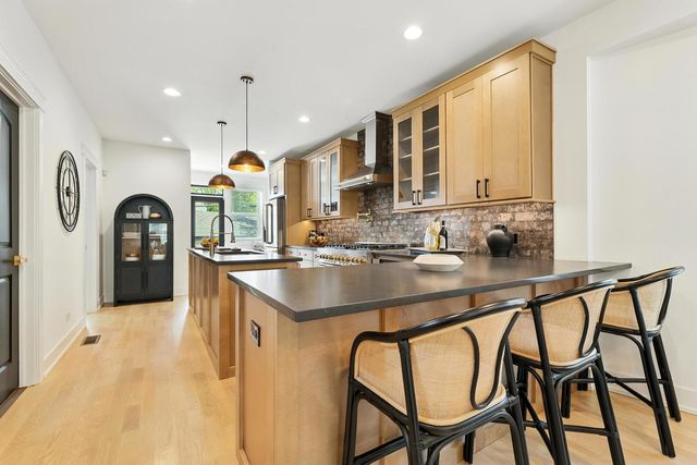 9709 S Leavitt Street, Chicago, IL 60643