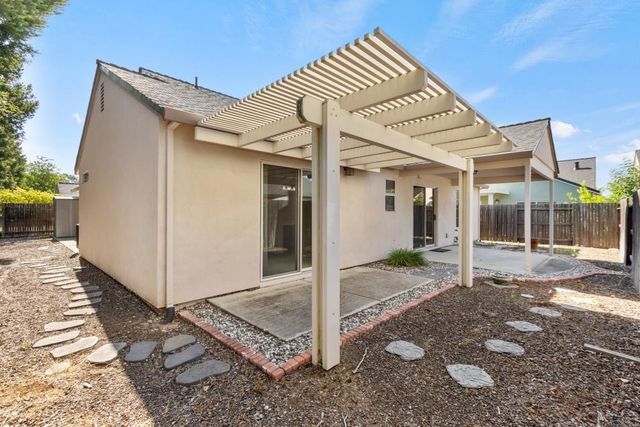 737 Young Ct, Galt, CA 95632