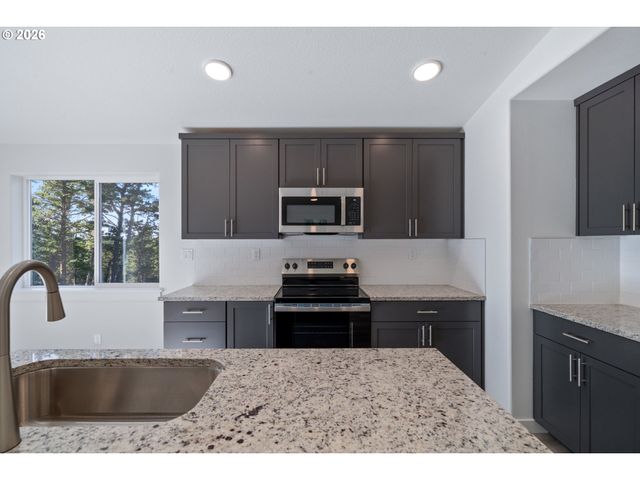 201 HIGHLAND Dr, Oceanside, OR 97134
