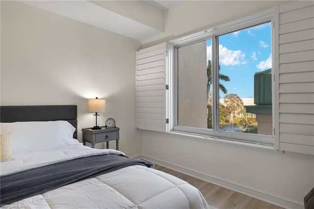 100 Glenview PL 202, Naples, FL 34108