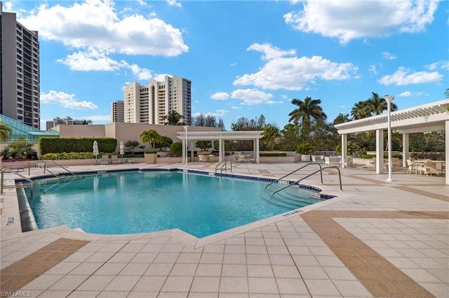 100 Glenview PL 202, Naples, FL 34108