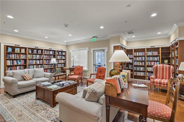 100 Glenview PL 202, Naples, FL 34108