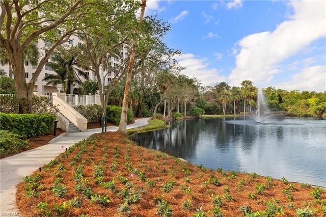 100 Glenview PL 202, Naples, FL 34108