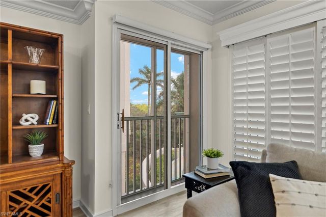 100 Glenview PL 202, Naples, FL 34108