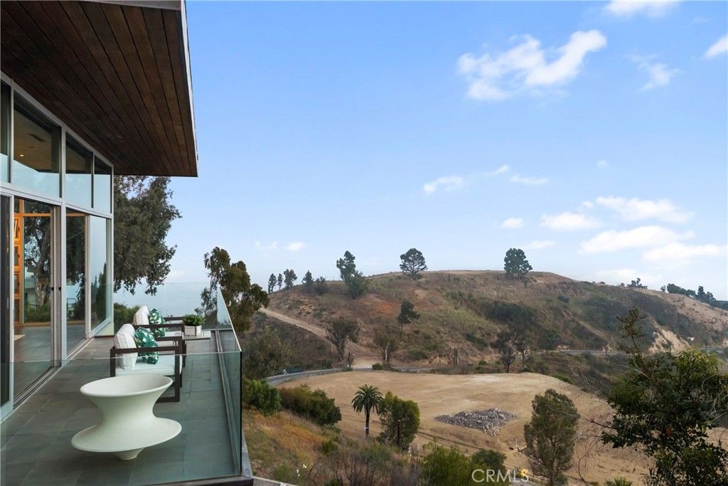 Image 11 of property listing at 21826 Castlewood Drive, Malibu, CA 90265