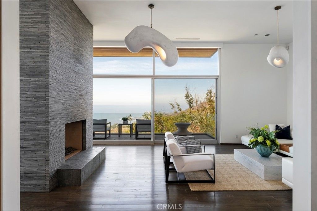 Image 3 of property listing at 21826 Castlewood Drive, Malibu, CA 90265