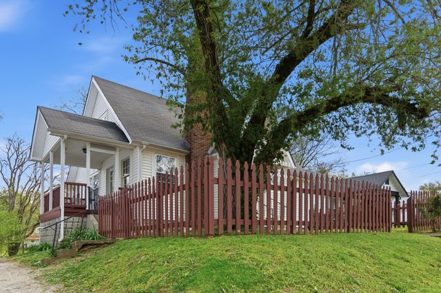 825 Gracey Ave, Clarksville, TN 37040