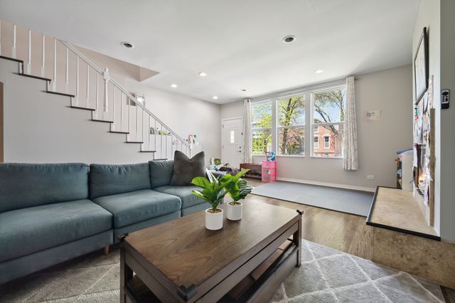 1923 W Erie Street, Chicago, IL 60622