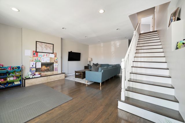 1923 W Erie Street, Chicago, IL 60622