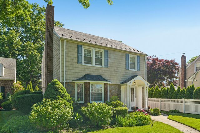 131 Floral Parkway, Floral Park, NY 11001