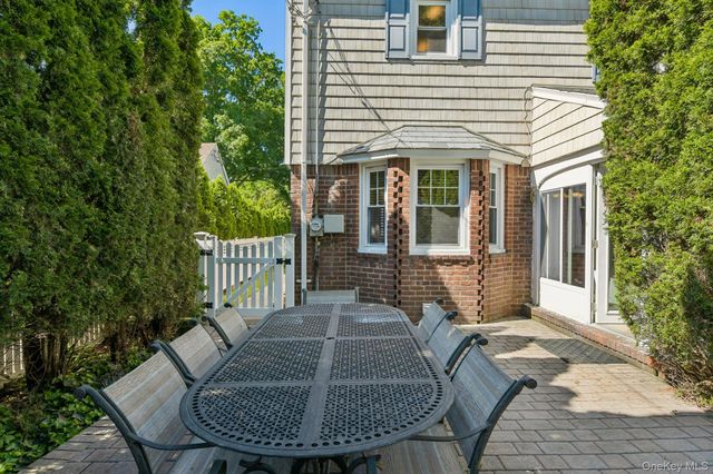 131 Floral Parkway, Floral Park, NY 11001