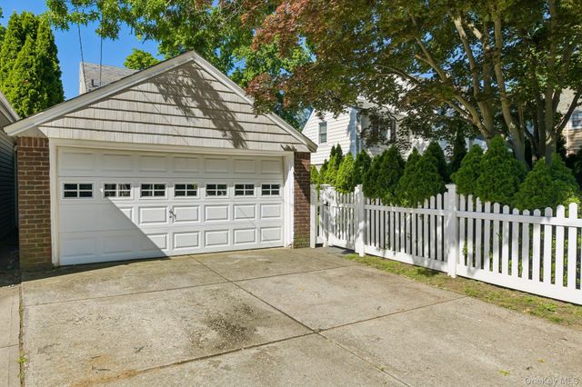 131 Floral Parkway, Floral Park, NY 11001