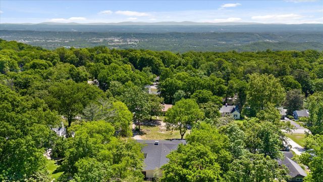 1206 Peter Pan Road, Lookout Mountain, GA 30750