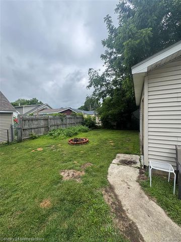 1124 W Parkwood Avenue, Flint, MI 48507