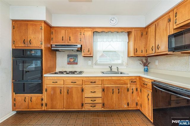 237 Skyline Lake Drive, Ringwood, NJ 07456