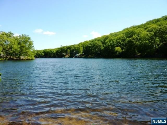 237 Skyline Lake Drive, Ringwood, NJ 07456