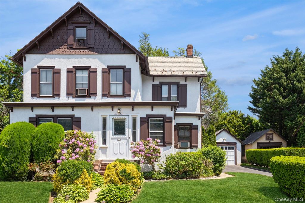 17 Crampton Avenue, Great Neck, NY 11023