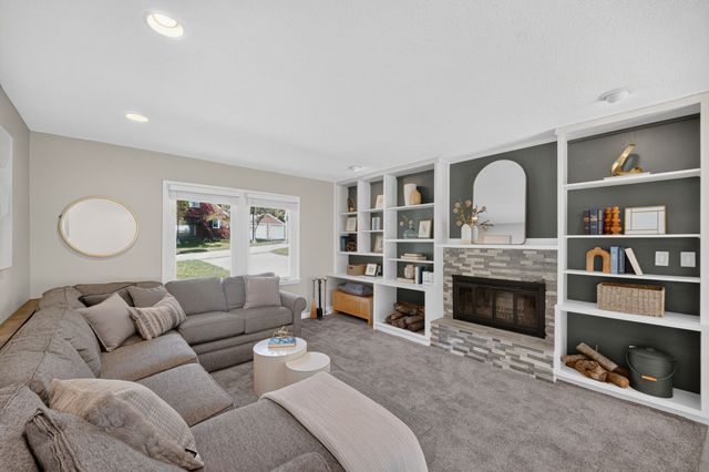 129 Lincoln Place Drive, Des Moines, IA 50312