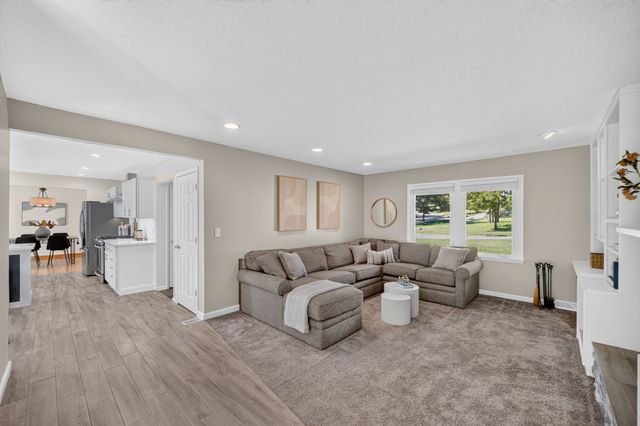 129 Lincoln Place Drive, Des Moines, IA 50312