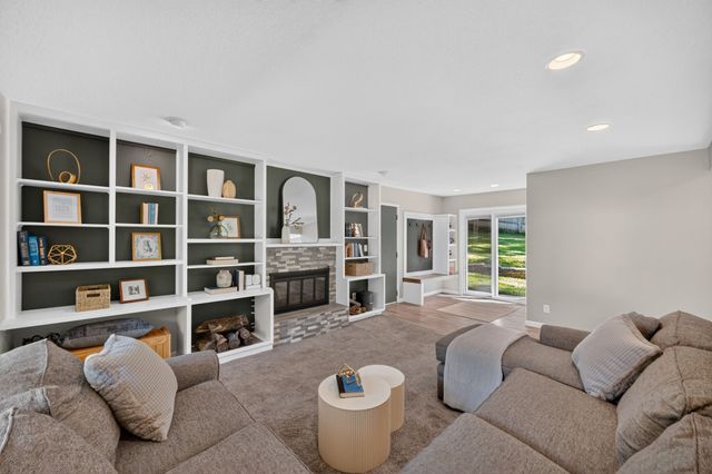 129 Lincoln Place Drive, Des Moines, IA 50312