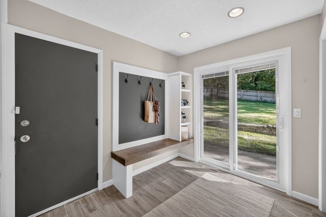 129 Lincoln Place Drive, Des Moines, IA 50312