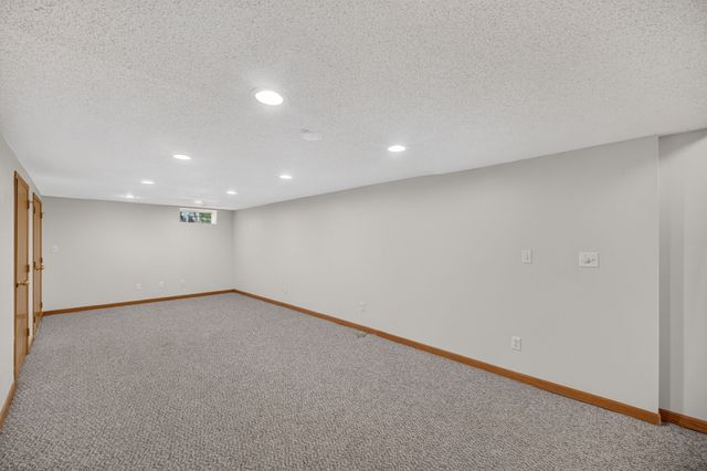 129 Lincoln Place Drive, Des Moines, IA 50312