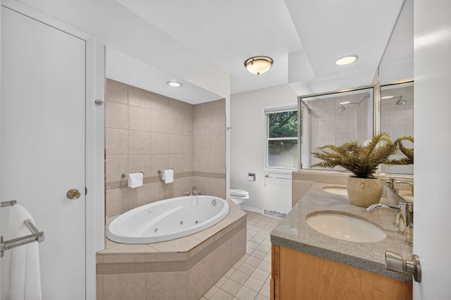 129 Lincoln Place Drive, Des Moines, IA 50312
