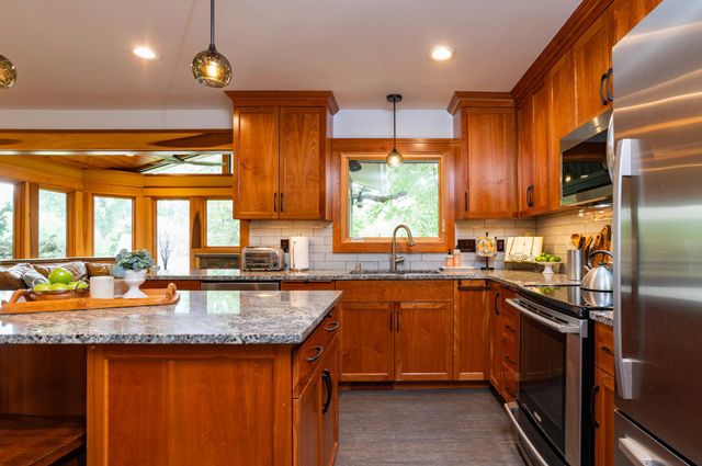 1421 Clement Street, Mendota Heights, MN 55118