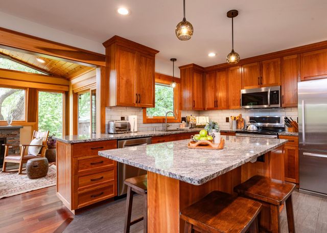 1421 Clement Street, Mendota Heights, MN 55118