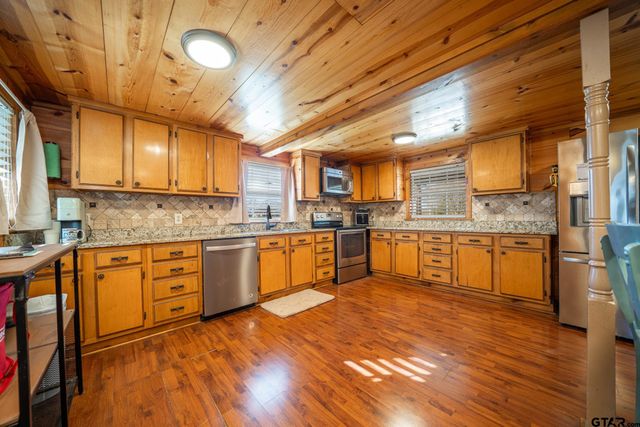 822 NE CR 2170, Mt Vernon, TX 75457