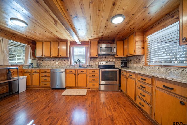822 NE CR 2170, Mt Vernon, TX 75457