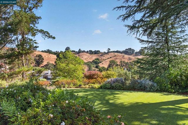 26 Ravenhill Ln, Moraga, CA 94556