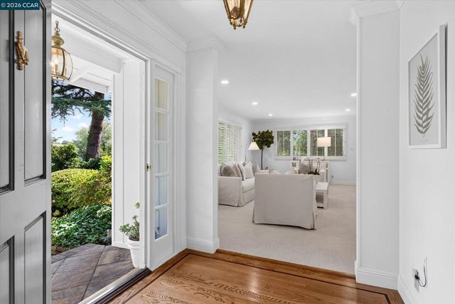 26 Ravenhill Ln, Moraga, CA 94556