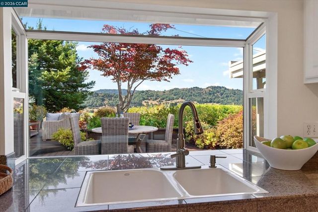 26 Ravenhill Ln, Moraga, CA 94556