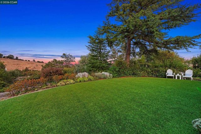 26 Ravenhill Ln, Moraga, CA 94556
