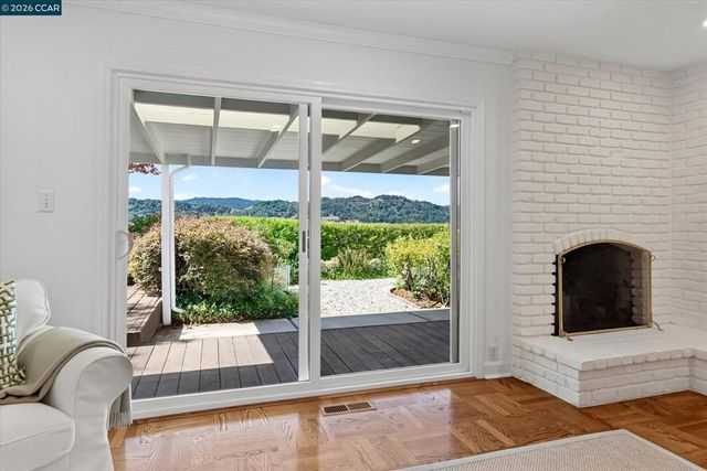 26 Ravenhill Ln, Moraga, CA 94556