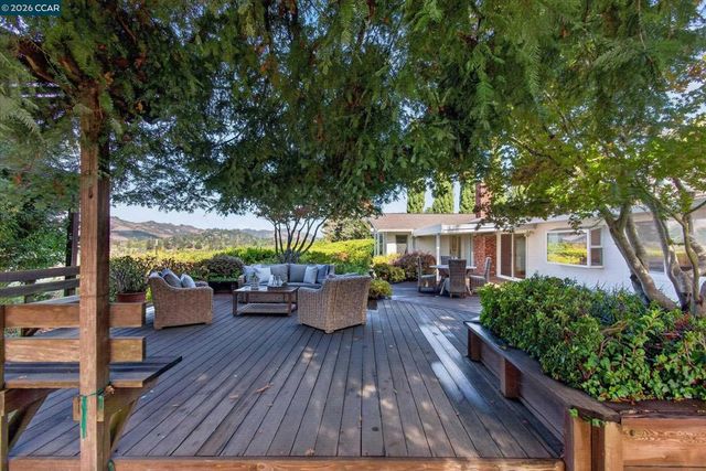 26 Ravenhill Ln, Moraga, CA 94556