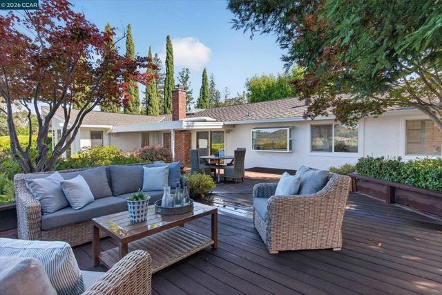 26 Ravenhill Ln, Moraga, CA 94556